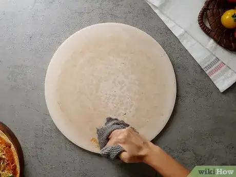Imagen titulada Clean a Pizza Stone Step 3