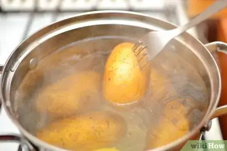 Imagen titulada Peel Potatoes With an Ordinary Kitchen Knife Step 14