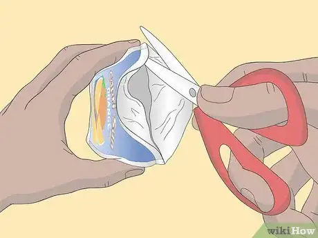 Imagen titulada Make a Capri Sun Purse Step 2