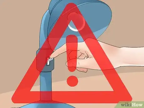 Imagen titulada Repair Your Halogen Lamp Step 4