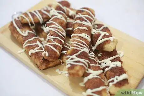 Imagen titulada Make Cinnamon Roll Sticks Step 26