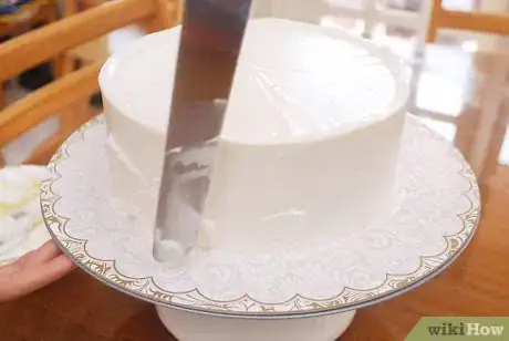 Imagen titulada Decorate Birthday Cakes Step 2
