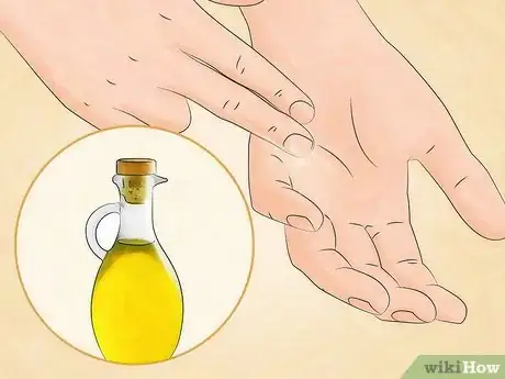 Imagen titulada Get Tree Sap Off Your Hands Step 1