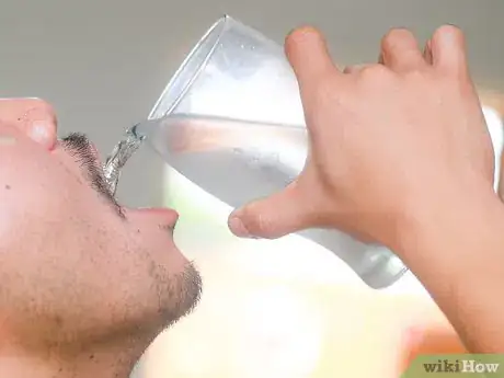 Imagen titulada Chug Water Step 9