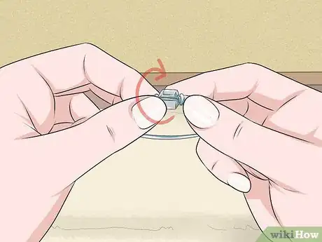 Imagen titulada Open a Pandora Bracelet Step 1