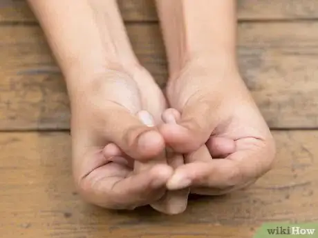 Imagen titulada Do a Snake Hand Trick Step 5