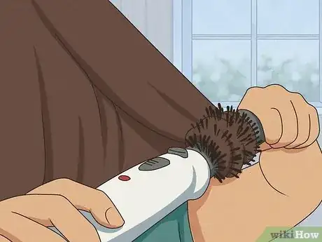 Imagen titulada Curl Hair Using a Hot Air Brush Step 10.jpeg