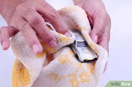 Imagen titulada Remove Paint from Metal and Plastic Models with Dettol Step 12