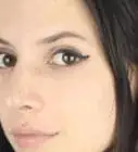 aplicarte un delineador en gel