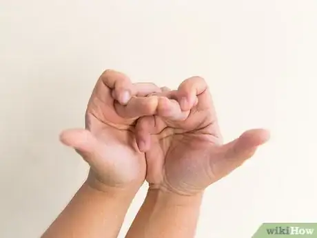Imagen titulada Do a Snake Hand Trick Step 9