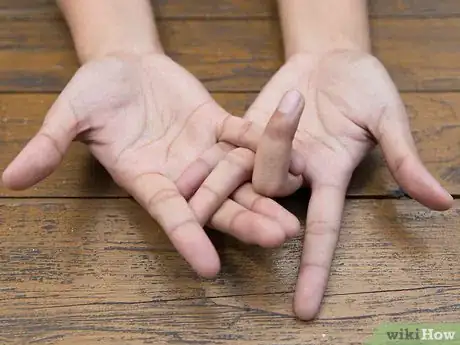 Imagen titulada Do a Snake Hand Trick Step 3