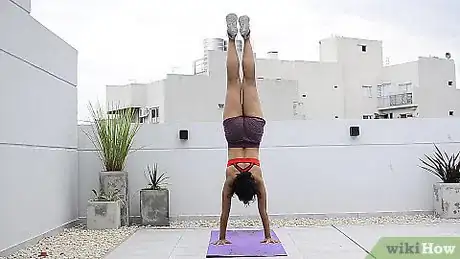 Imagen titulada Hold a Handstand Step 7