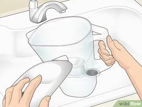 Imagen titulada Use a Brita Pitcher Step 6