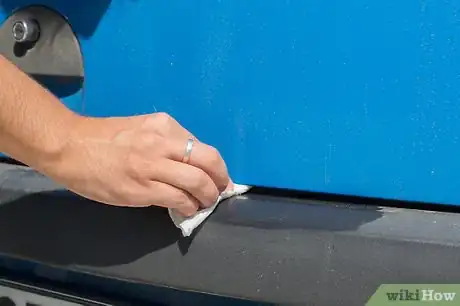 Imagen titulada Clean Car Plastic Step 7