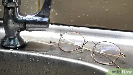 Imagen titulada Get Stains Off Eyeglasses Step 10