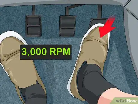 Imagen titulada Drive a Stick Shift Truck Step 10
