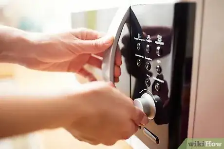 Imagen titulada Melt Chocolate in the Microwave Step 4