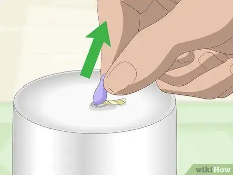 Imagen titulada Remove a Candle from a Mold Step 1