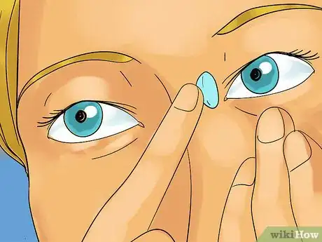 Imagen titulada Put in Colour Contacts Step 6