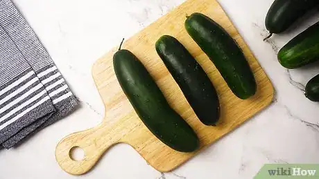 Imagen titulada Slice a Cucumber Step 1