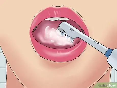 Imagen titulada Use an Electric Toothbrush Step 7