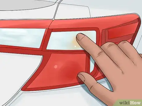 Imagen titulada Fix Car Tail Lights Step 4