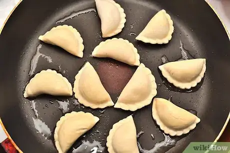Imagen titulada Fry Pot Stickers Step 5