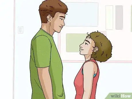 Imagen titulada Hug a Girl Who Is Shorter Than You Step 4
