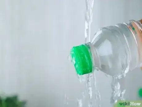 Imagen titulada Open a Bottle of Water Step 1