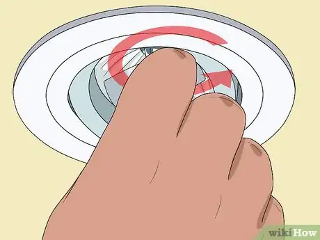 Imagen titulada Change a Lightbulb in a Recessed Light Step 5
