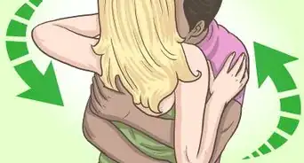 poner las manos durante un beso