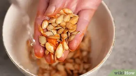 Imagen titulada Shell Pumpkin Seeds Step 2