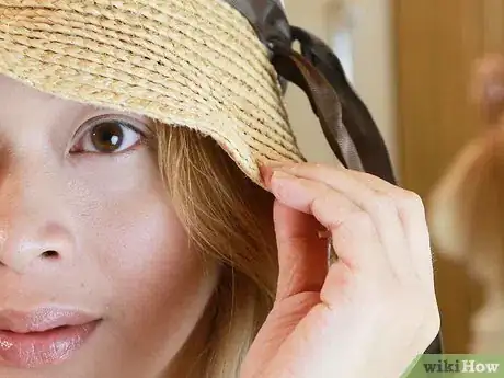 Imagen titulada Heal Dry Skin Around Eyes Step 2