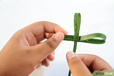 Imagen titulada Make a Palm Frond Cross Step 13