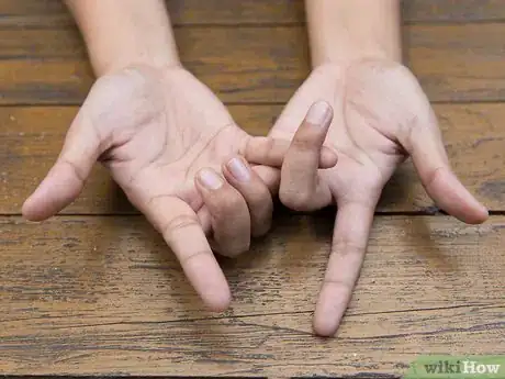 Imagen titulada Do a Snake Hand Trick Step 4