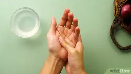 Imagen titulada Remove Onion Smell From Hands Step 4