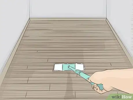 Imagen titulada Finish Hardwood Floors without Sanding Step 3