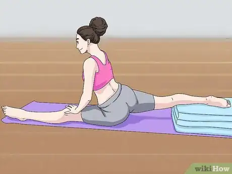 Imagen titulada Stretch for Gymnastics at Home Step 13