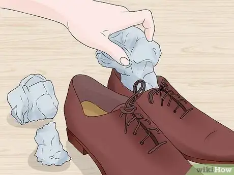 Imagen titulada Widen Leather Shoes Step 3