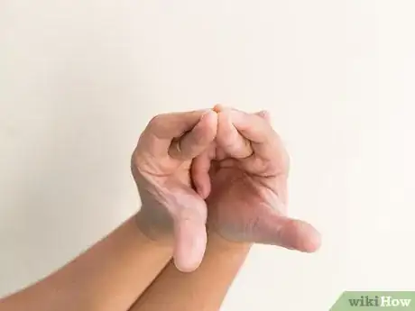 Imagen titulada Do a Snake Hand Trick Step 8