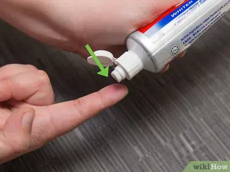 Imagen titulada Brush Your Teeth Without a Toothbrush Step 3