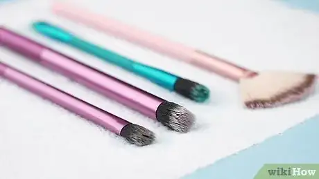 Imagen titulada Clean Makeup Brushes Using Olive Oil and Soap Step 10