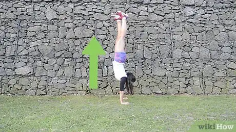Imagen titulada Do a Handstand Step 8