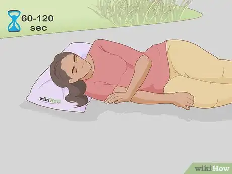 Imagen titulada Help Someone Who Is Having a Seizure Step 5