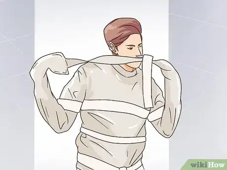 Imagen titulada Escape from a Straitjacket Step 8