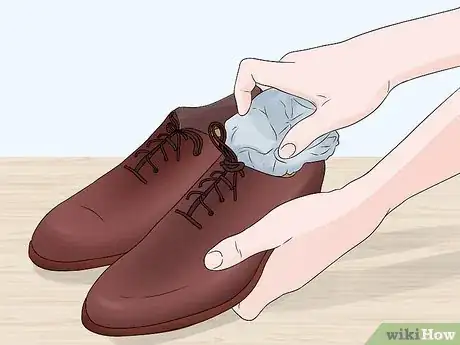 Imagen titulada Widen Leather Shoes Step 1