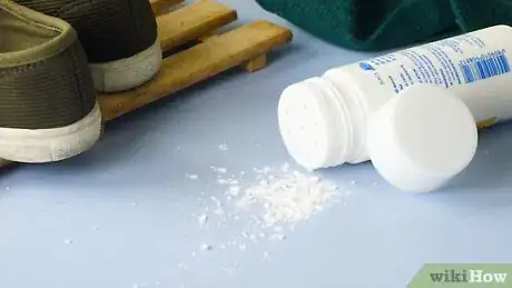 Imagen titulada Clean Smelly Sneakers Step 15