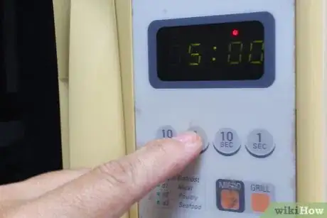 Imagen titulada Cook Butternut Squash in the Microwave Step 6