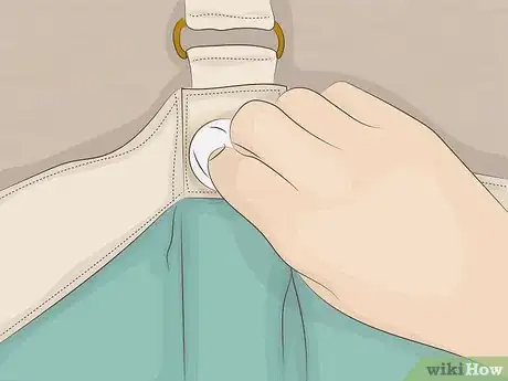 Imagen titulada Remove Jean Stains from Leather Step 6