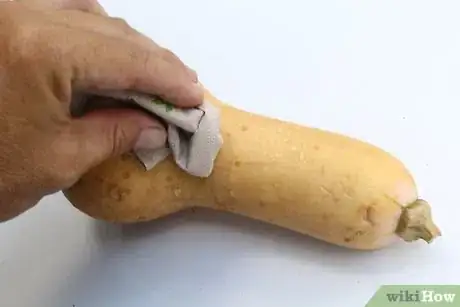 Imagen titulada Cook Butternut Squash in the Microwave Step 1